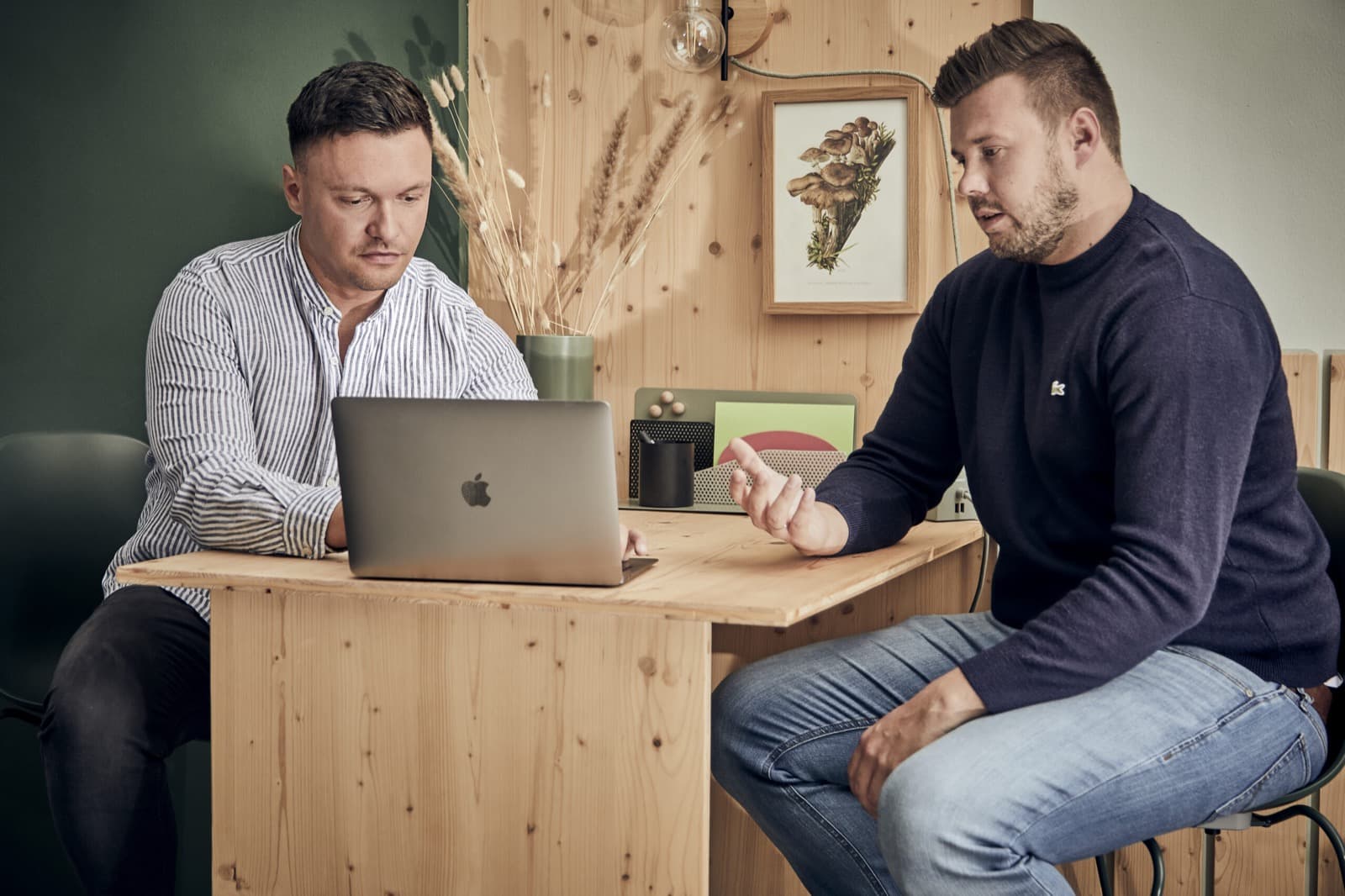 Sebastian Beneke und Sebastian Sallge bei der Arbeit am Laptop